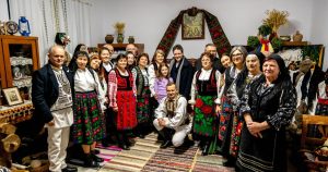 Nicușor Dan a sărbătorit Crăciunul în satul bunicilor, întâmpinat de localnici.