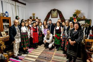 Nicușor Dan, președintele, și-a petrecut sărbătoarea Crăciunului în satul din Brașov unde a crescut