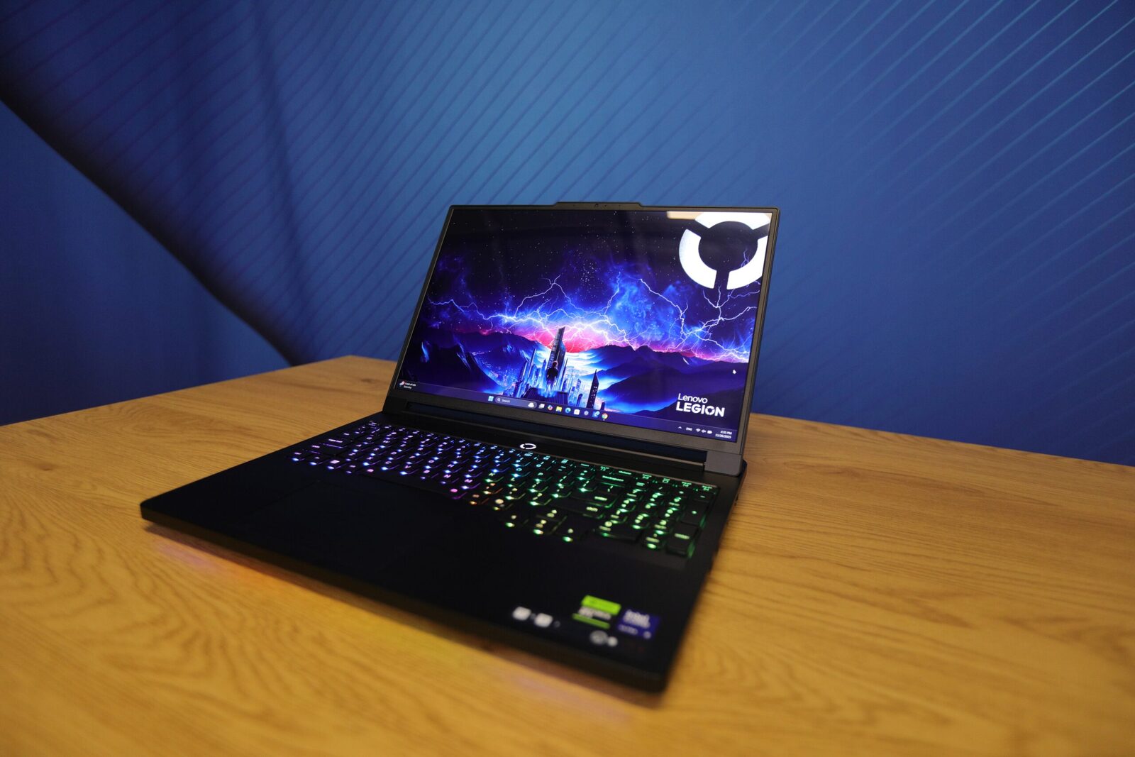 Laptopurile Lenovo cu plăci grafice NVIDIA GeForce RTX din seria 50: soluția ideală de sărbători, combinând performanță puternică, autonomie și flexibilitate