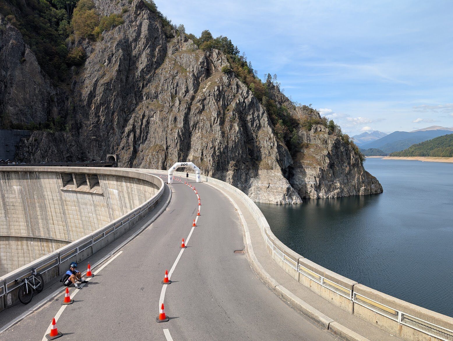 [ad_1] Hidroelectrica a început, de miercuri, un proces controlat de evacuare a apei din lacul de acumulare Vidraru, iar autoritățile locale avertizează că debitele în aval vor crește