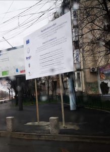 Sancțiuni pentru dezvoltatorii imobiliari care nu afișează panoul de identificare a proiectului la intrarea în șantier Autoritățile române pregătesc să întărească cadrul legislativ în domeniul construcțiilor, propunând sancțiuni mai dure pentru dezvoltatorii imobiliari care nu respectă obligația de a amplasa panoul de identificare a investiției la intrarea pe șantier