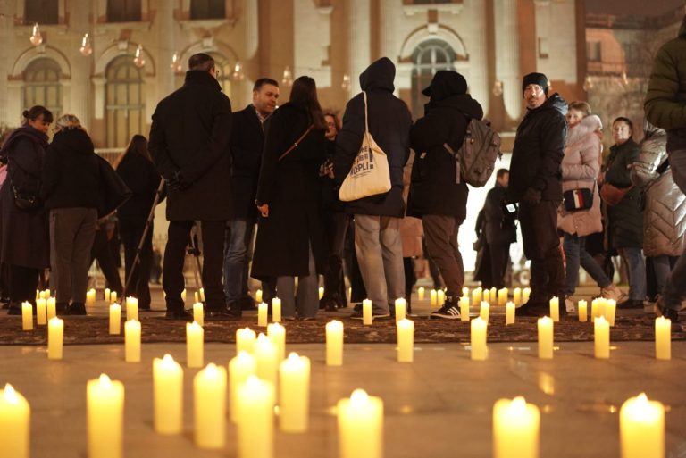 Piața Revoluției: între omagiere și perspectivă, ca spațiu civic – edilul și comunitatea doresc o piațetă dedicată oamenilor, nu autovehiculelorea noastră”