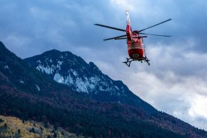 Efort de salvare complicat în Masivul Ceahlău: echipele Salvamont încearcă să ajute o persoană cu o leziune severă la picior
