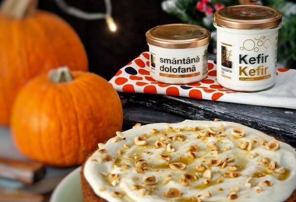 Tort cu dovleac și kefir, acoperit cu glazură cremoasă din smântână dolofană – o rețetă simplă, cu ingrediente fine și atent selectate