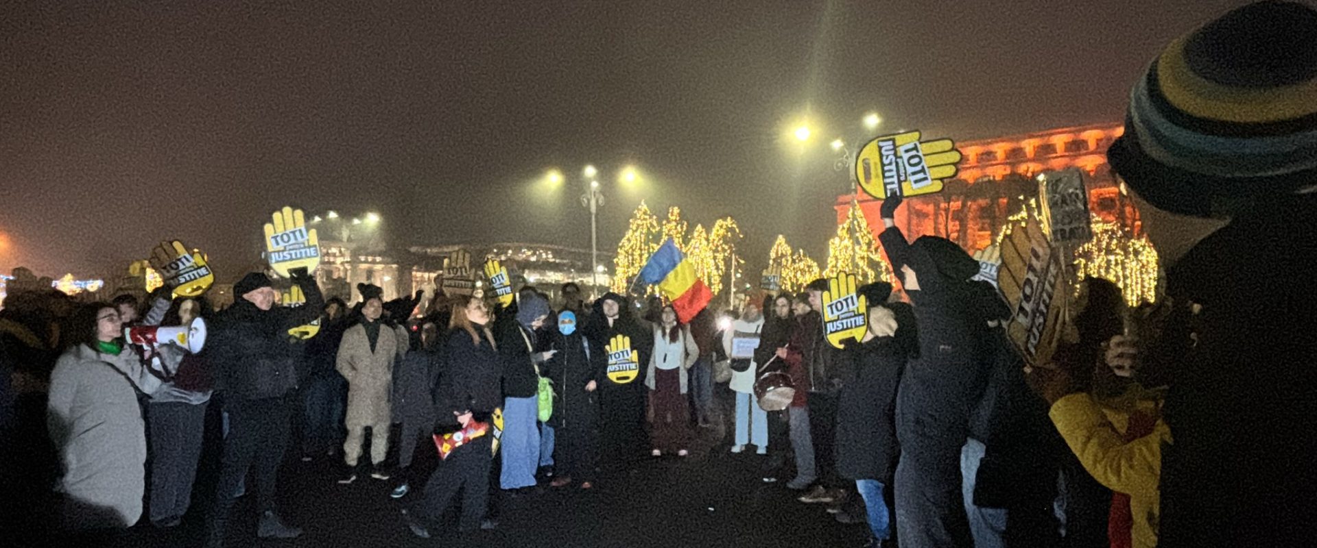 Video protest pentru justiție în fața guvernului: „Bolojan, te contactează România” / „Bolojane, elimină deșeurile / Demite-l pe Predoiu!”