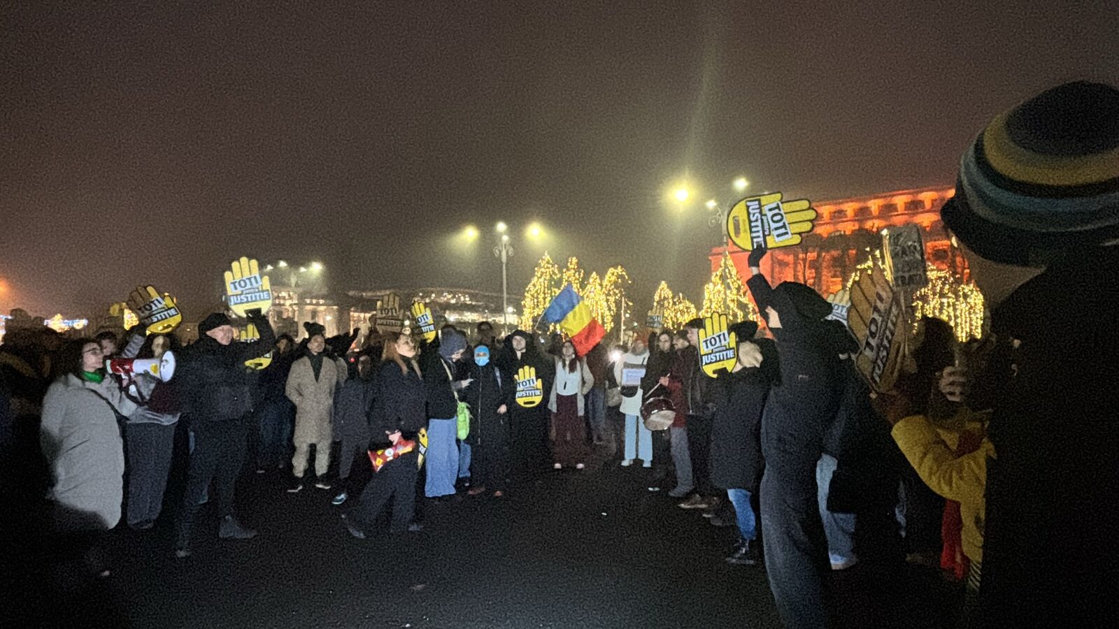 Video protest pentru justiție în fața guvernului: „Bolojan, te contactează România” / „Bolojane, elimină deșeurile / Demite-l pe Predoiu!”