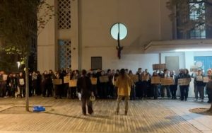 Mii de elevi au ieșit în stradă în Cluj pentru a protesta împotriva reducerilor bugetare din sistemul educațional și solicită demisia ministrului Daniel Davidea noastră”