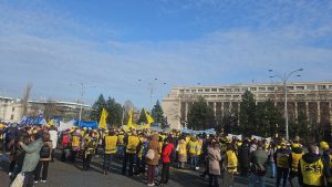 Video: Peste 1.000 de sindicaliști din domeniul educației au manifestat în fața Guvernului pentru a solicita demisia ministrului Daniel David, afirmând că demnitatea profesorilor nu se negociazăea noastră”