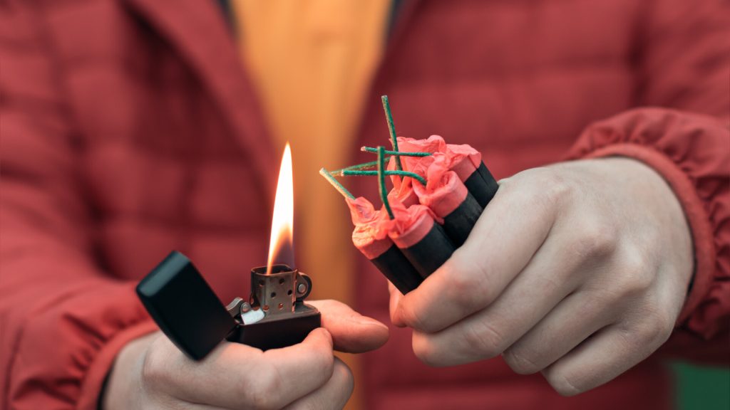 Românii care folosesc de Revelion petarde și artificii interzise riscă închisoarea