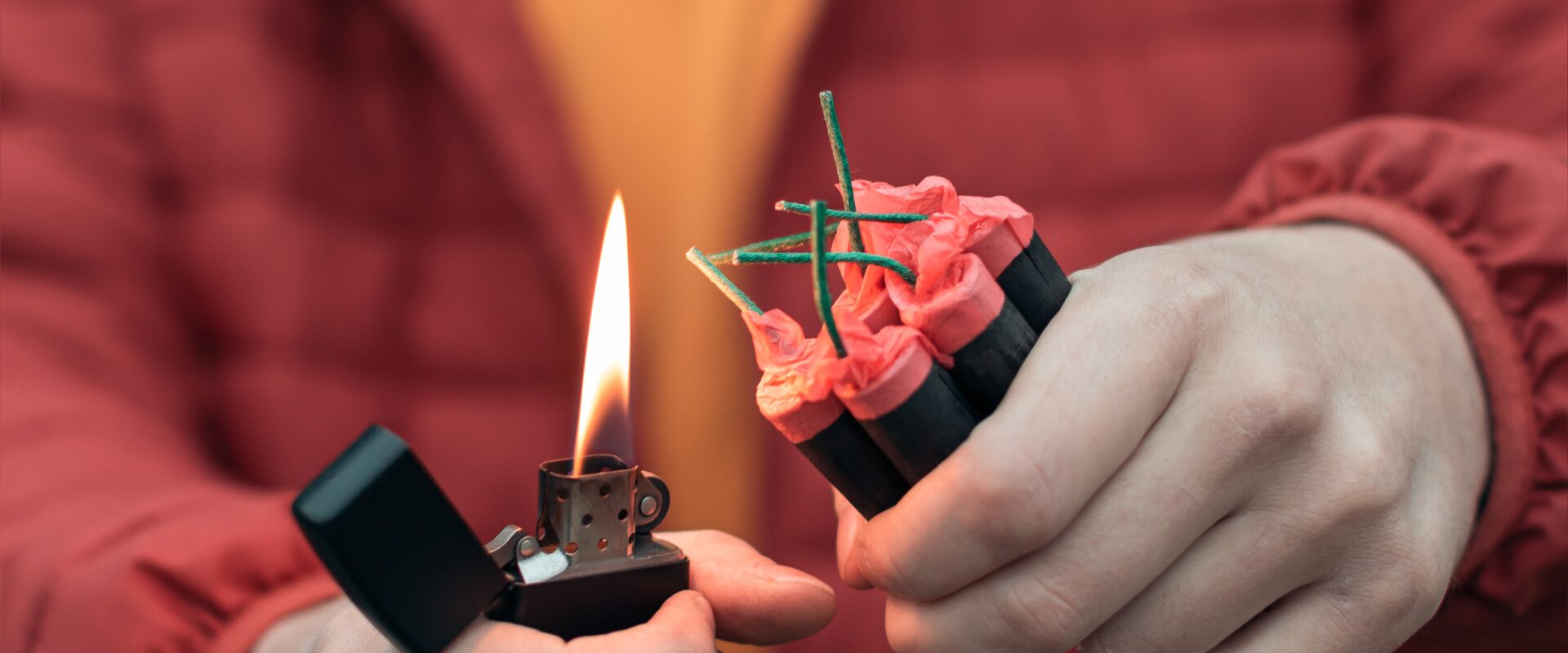 Românii care folosesc de Revelion petarde și artificii interzise riscă închisoarea