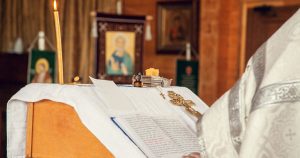 Rugăciunile esențiale de Crăciun, explicate de un preot: „Conexiunea cu Dumnezeu se adâncește”