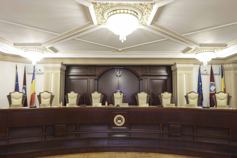 Nicuşor Dan acuză tergiversarea problemei pensiilor magistraților, cere asumare CCR