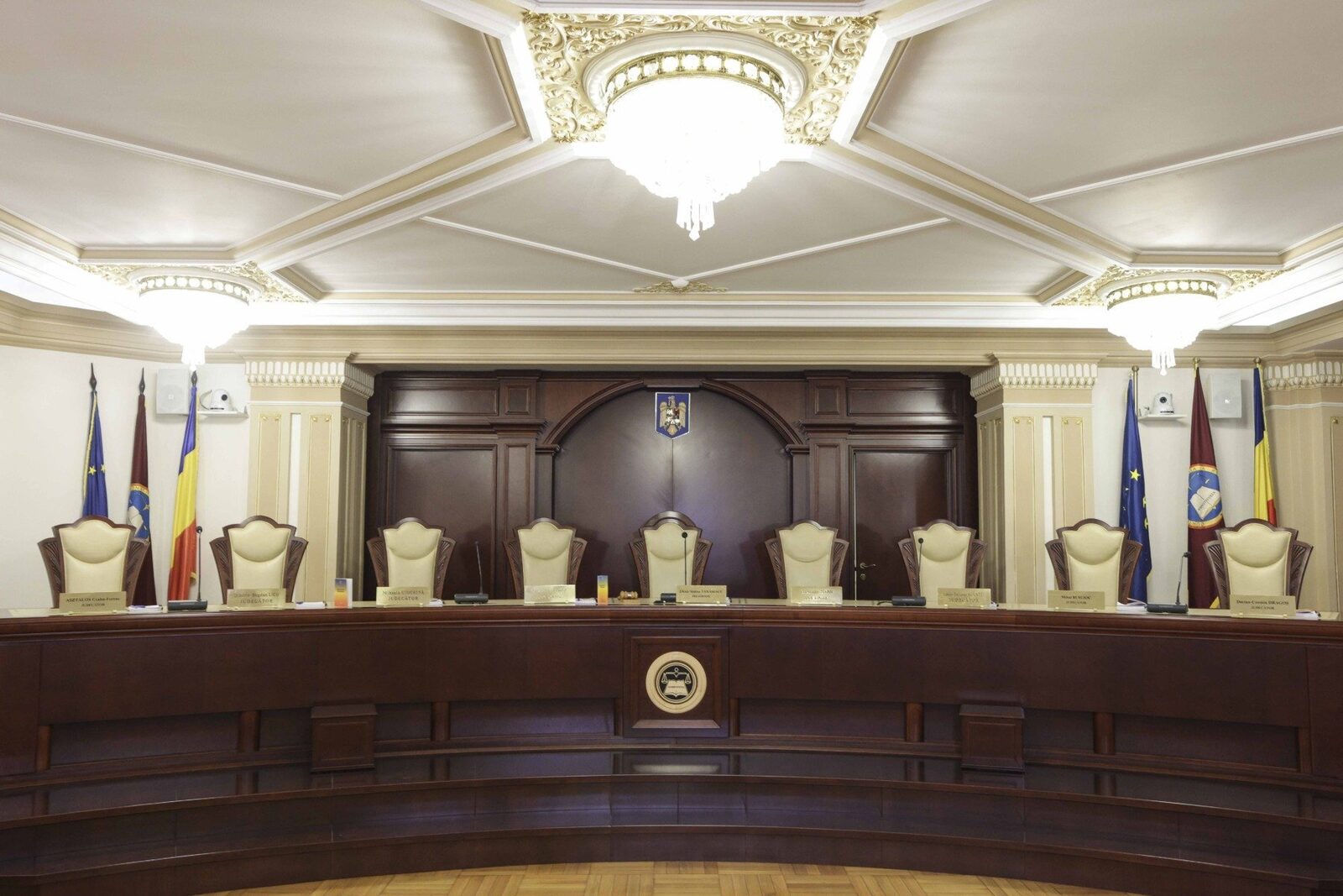 Premierul Nicușor Dan criticsază amânarea deciziei CCR pe pensiile speciale ale magistraților în context european Prezența la o reuniune informală a Consiliului European, desfășurată la Castelul Alden Biesen din Belgia, a fost momentul în care premierul român, Nicușor Dan, a abordat una dintre cele mai sensibile teme ale recentelor dezbateri din țară: decizia amânată a Curții Constituționale (CCR) privind pensiile speciale ale magistraților