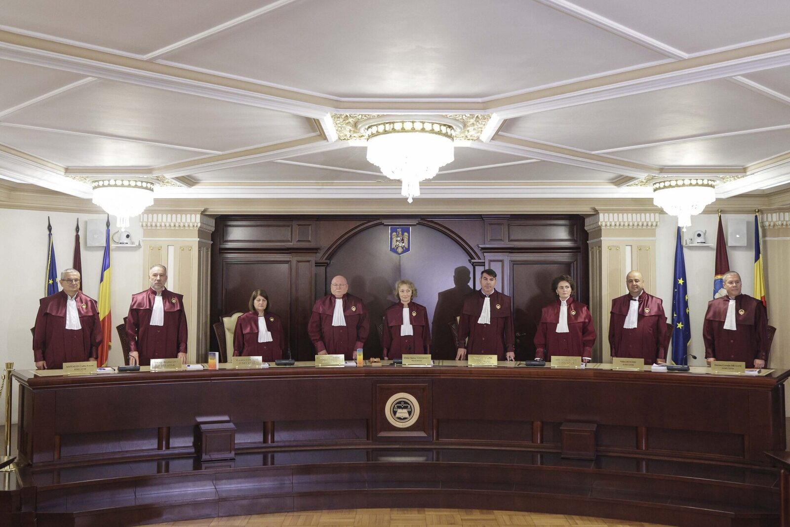 Suspans la CCR: O Curte sub semnul neîncrederii Într-o atmosferă tensionată, Curtea Constituțională a României se află în fața unei noi provocări, după retragerea a patru judecători propuși de PSD