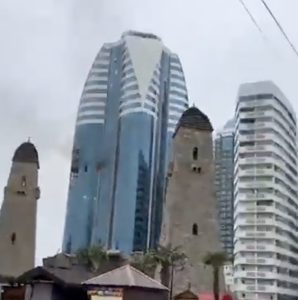 [ad_1] O sursă din forțele de ordine rusești a confirmat pentru postul de televiziune rus RT că, vineri seara, o dronă ucraineană a vizat clădirea turnului Groznîi City, situată în capitala Ceceniei, conform The British Broadcasting Corporation (BBC)