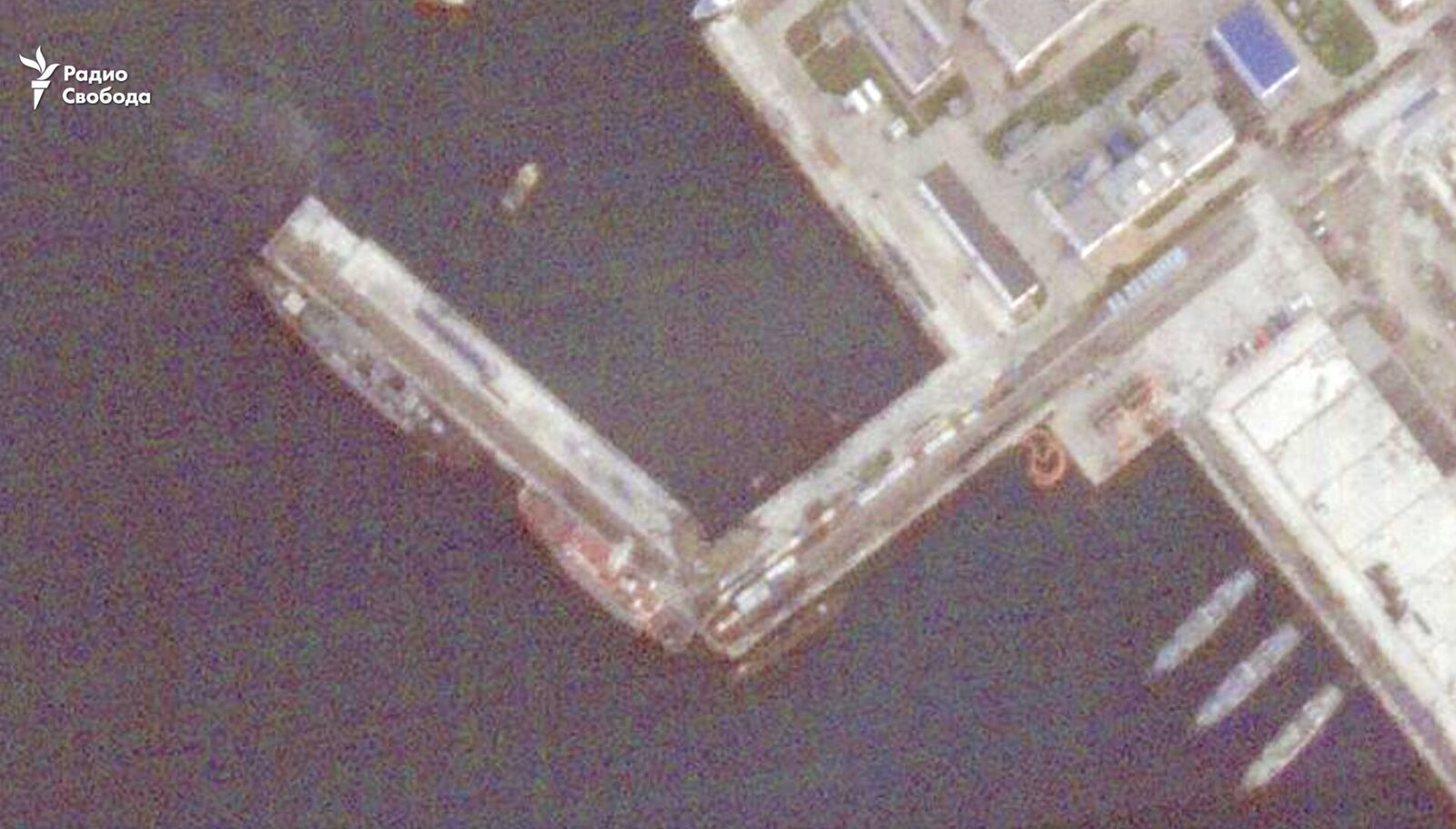 Imagini satelitare ale Golfului Novorossiisk evidențiază daunele suferite de dana de acostare a submarinului rusesc, avariată conform afirmațiilor Ucrainei