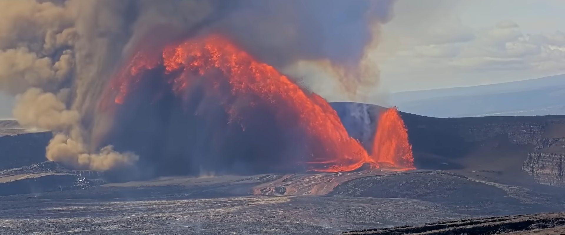 Imagini video: Erupția vulcanului Kilauea din Hawaii a avariat o cameră de filmare utilizată pentru captarea evenimentului