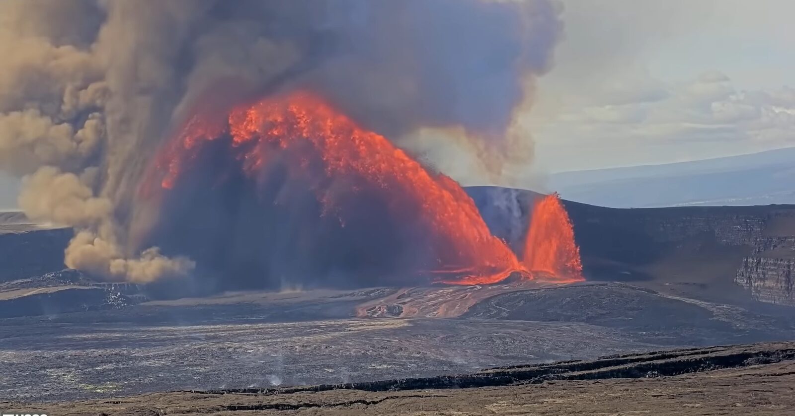 Imagini video: Erupția vulcanului Kilauea din Hawaii a avariat o cameră de filmare utilizată pentru captarea evenimentului