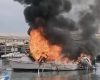 Siracusa, imbarcazione in fiamme allo Sbarcadero: alta colonna di fumo
