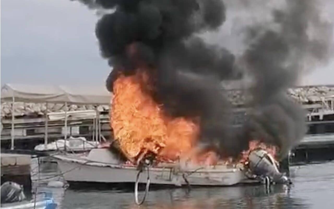 Siracusa, imbarcazione in fiamme allo Sbarcadero: alta colonna di fumo