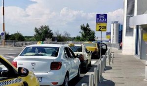 Numeroase certificate de înmatriculare, autorizații de taxi și atestate profesionale retrase de autorități după controale în zona aeroporturilor