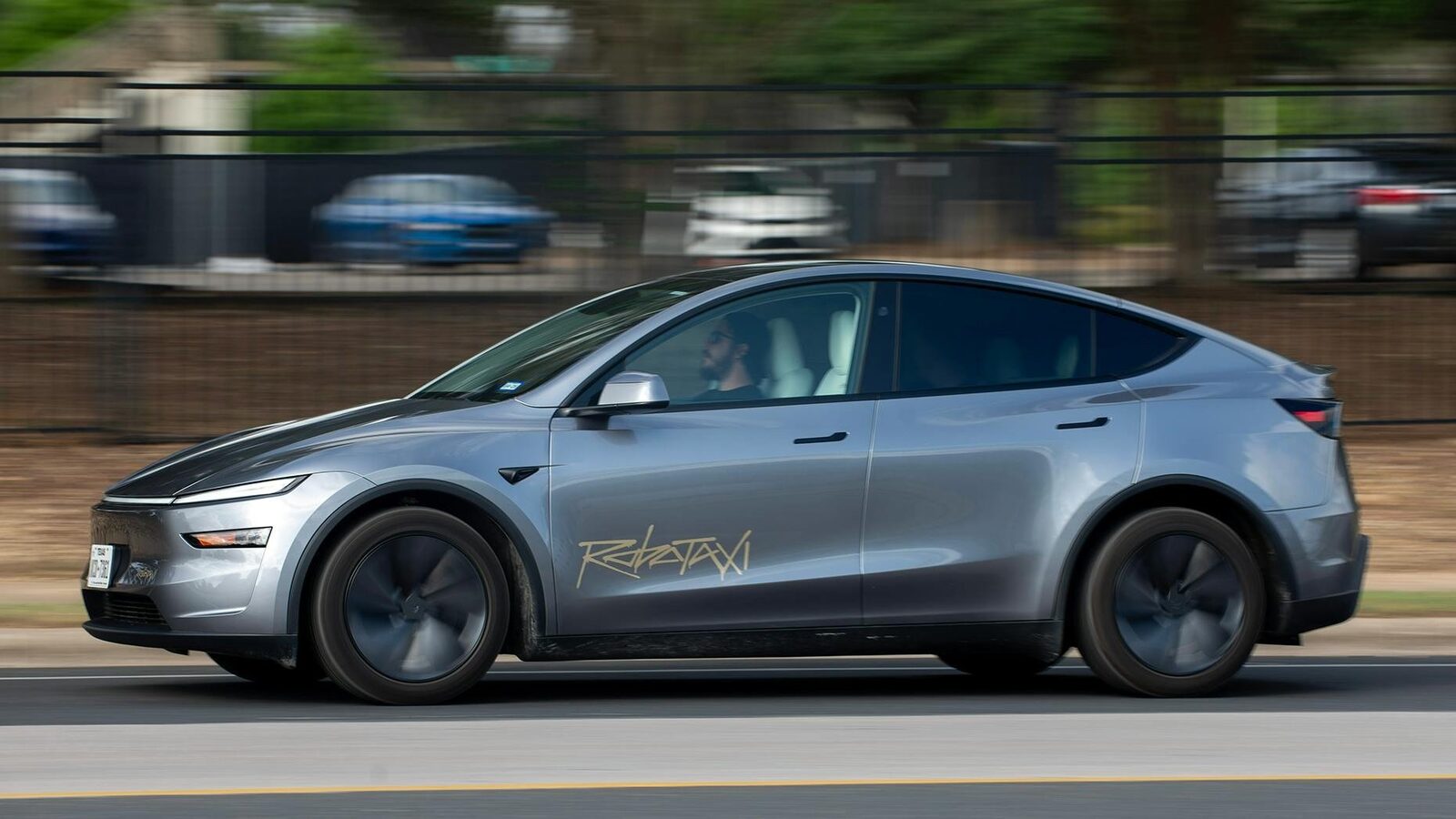 [ad_1] Tesla continuă să promoveze condusul autonom, însă realitatea de pe teren indică probleme semnificative în implementarea tehnologiei Robotaxi