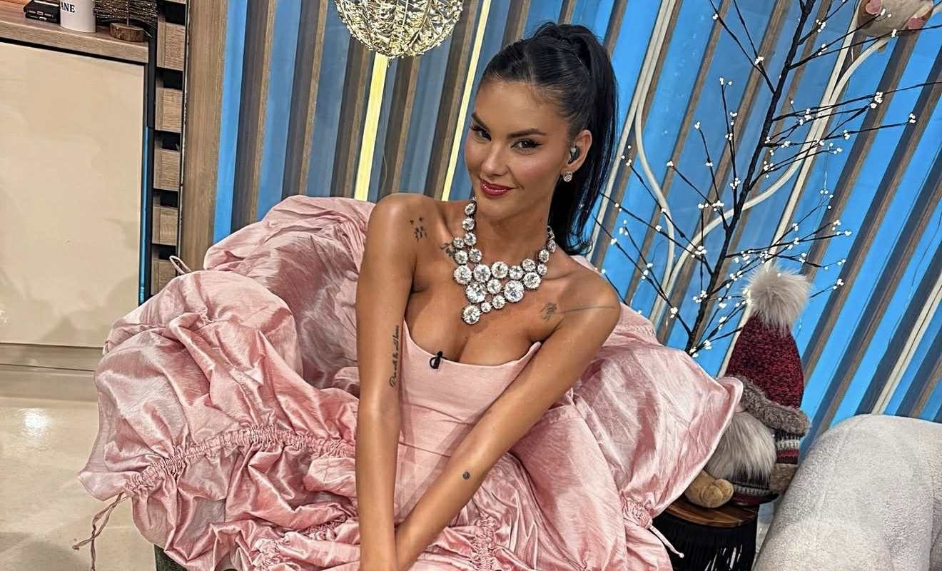Ramona Olaru în rochie roz