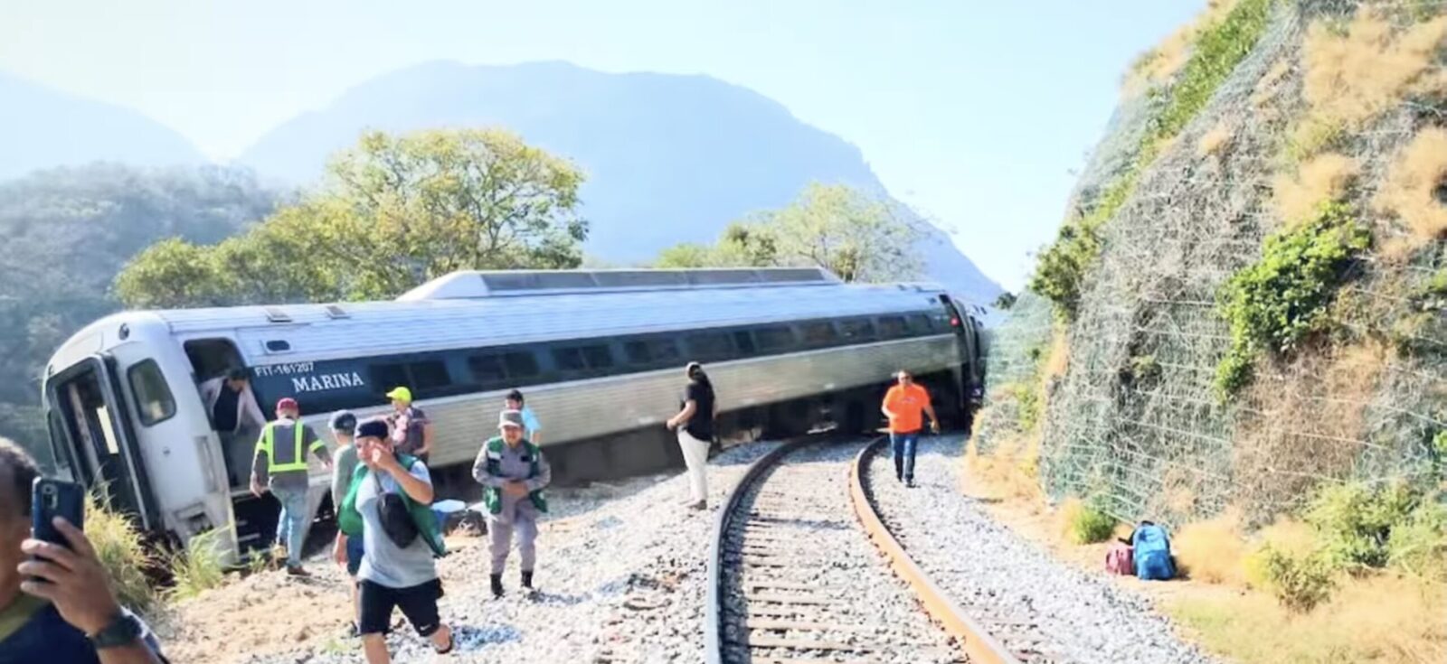 [ad_1] Un tren cu peste 240 de pasageri și nouă angajați ai companiei feroviare a deraiat duminică în statul Oaxaca, situat în sudul Mexicului, a anunțat marina locală, care gestionează linia respectivă