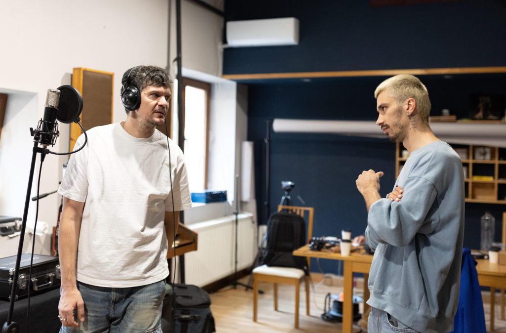 Tudor Chirilă și Cojo au lansat piesa „Generații”, un dialog tată-fiu despre încredere, la invitația BCR