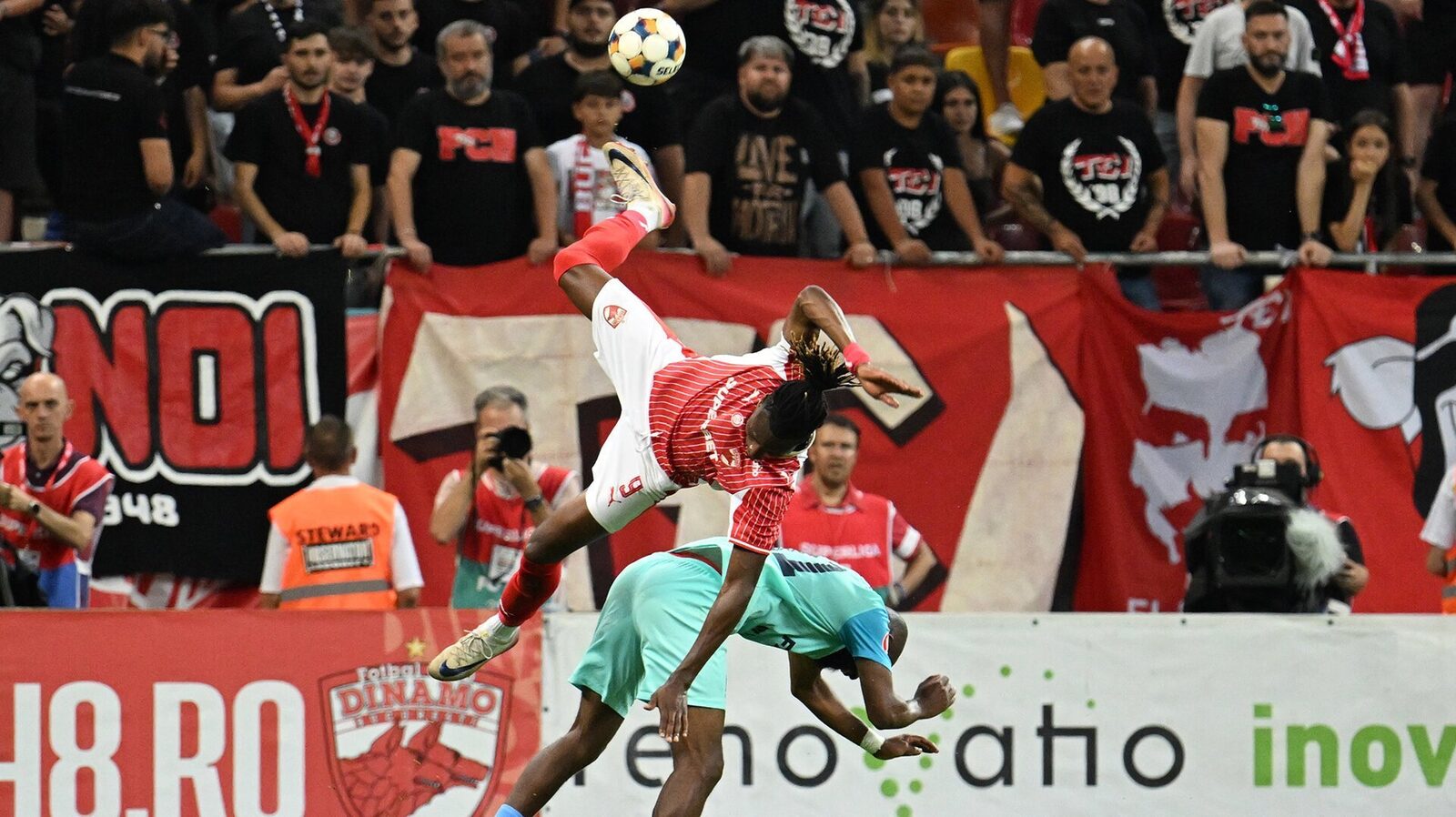 [ad_1] Meciul dintre UTA Arad și Dinamo București se desfășoară în etapa 21 din Superliga 2025/2026, sub privirile a mii de fani care așteaptă cu nerăbdare confruntarea
