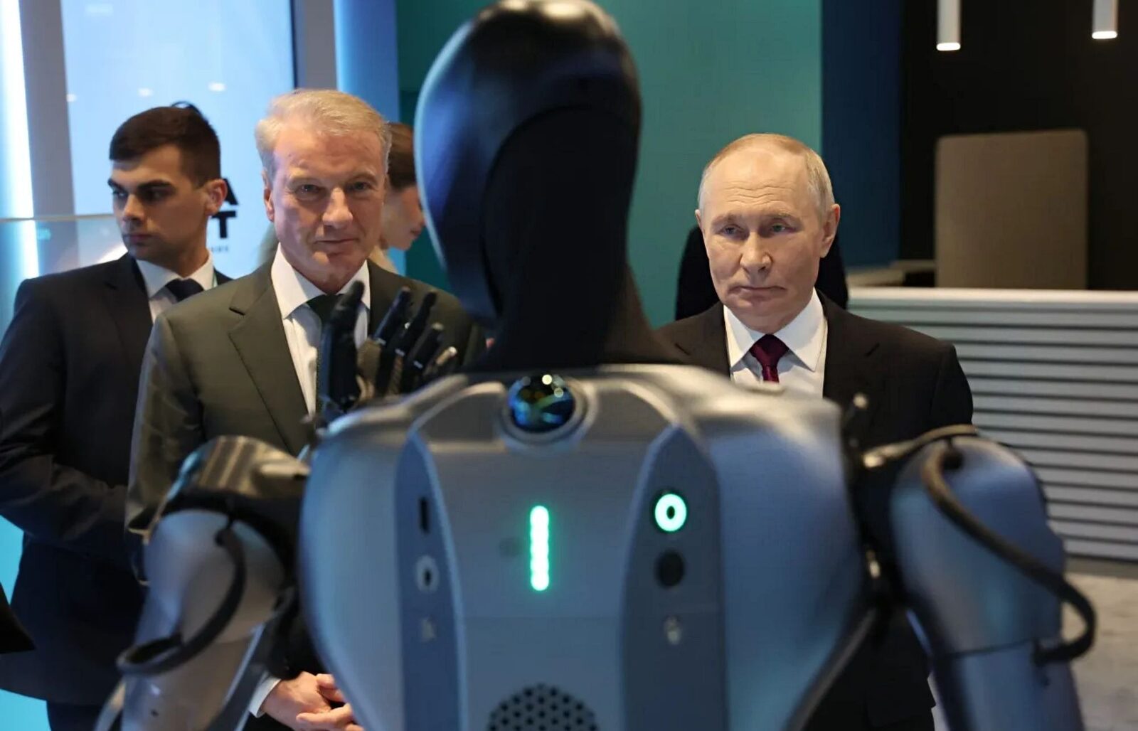 [ad_1] În ultimii ani, Rusia a urmărit cu investiții și declarații oficiale dezvoltarea unei infrastructuri robuste în domeniul inteligenței artificiale, considerată de Kremlin un domeniu strategic pentru menținerea statutului de mare putere