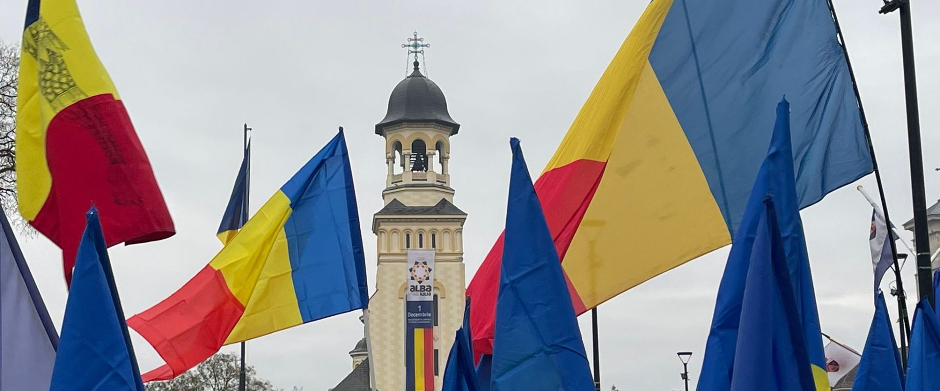 Susținătorii lui George Simion protestează cu lozinci împotriva lui Nicușor în curtea unei catedrale ortodoxe din Alba Iulia, în prezența a mii de oameni