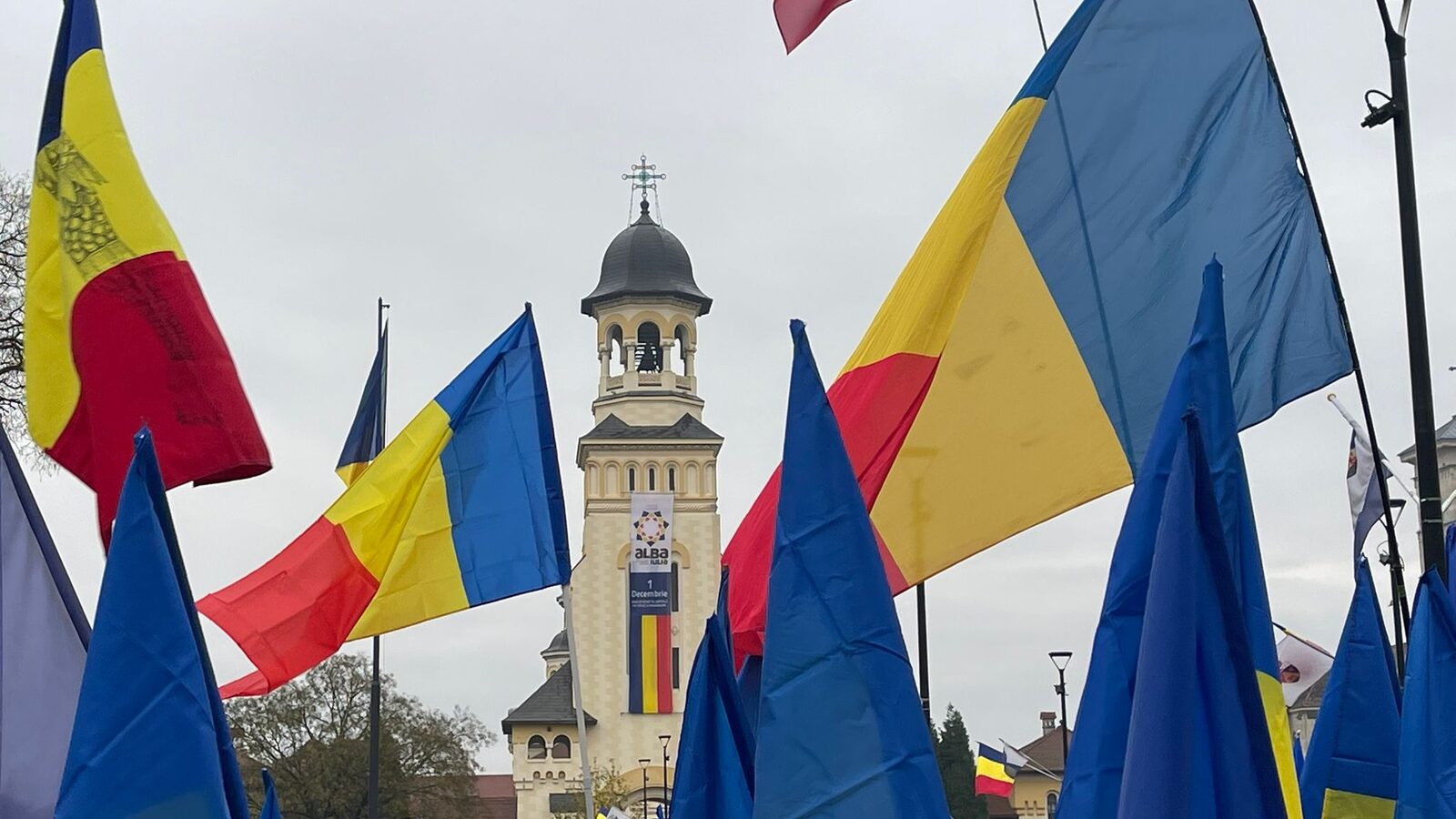 Susținătorii lui George Simion protestează cu lozinci împotriva lui Nicușor în curtea unei catedrale ortodoxe din Alba Iulia, în prezența a mii de oameni