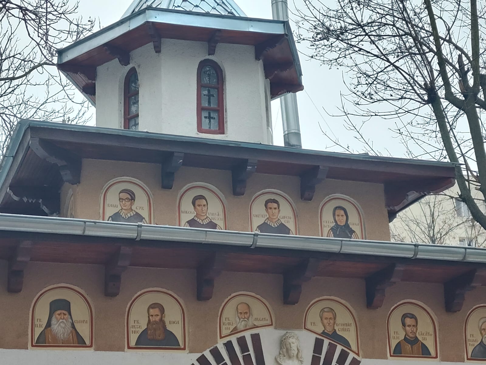Portrete ale legionarilor Radu Gyr, Valeriu Gafencu și Ilie Lăcătușu, reprezentate în pictură pe o capelă situată în București, în zona Apărătorii Patriei