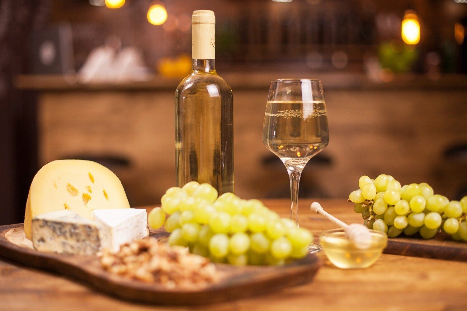 [ad_1] Serile de iarnă reci stimulează dorința de relaxare și de a savura arome care aduc căldură în casă: vin, brânzeturi maturate și fructe coapte