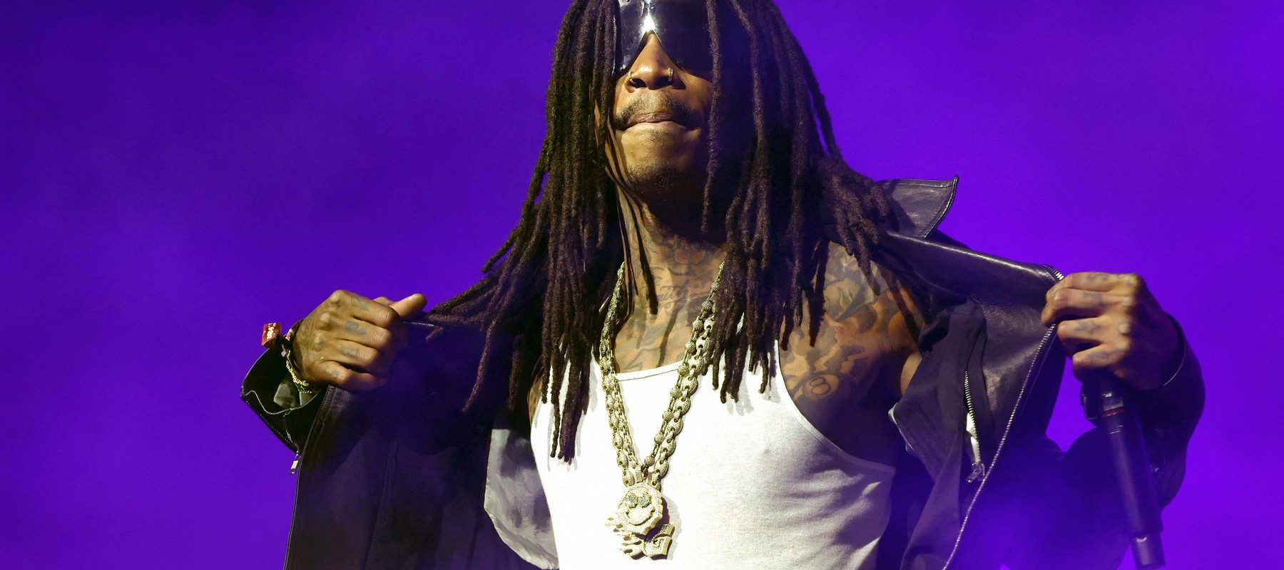 Wiz Khalifa, condamnat definitiv la 9 luni de închisoare cu executare în România pentru că a fumat marijuana pe scenă la „Beach Please” / Mesajul organizatorilor