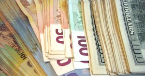 Curs BNR: Euro și aurul avansează, iar dolarul scade.