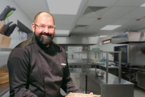 Chef Adrian Hădean despre legătura dintre gastronomie, antropologia culturală și proiectele sociale: dorința de a oferi bucătarilor o perspectivă asupra gastronomiei bazată pe originile comune ale diferitelor culturi