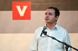 Alegeri anticipate în Kosovo: Partidul premierului Albin Kurti, fost deținut politic în timpul dominației sârbe, obține un avantaj clar în scrutin, în timp ce țara rămâne fără guvern funcțional de la începutul anului