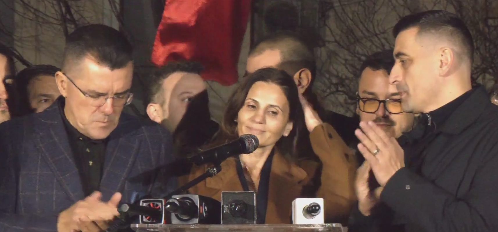 Direct de la fața locului: Anca Alexandrescu și George Simion reacționează la exit-poll-ul ce o poziționează pe a treia poziție pe fostul ofițer ”anti-sistem”, într-un moment dificil pentru România