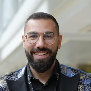 Românul ce a achiziționat Financial Times și The Next Web are ca scop promovarea României în lumea tehnologică