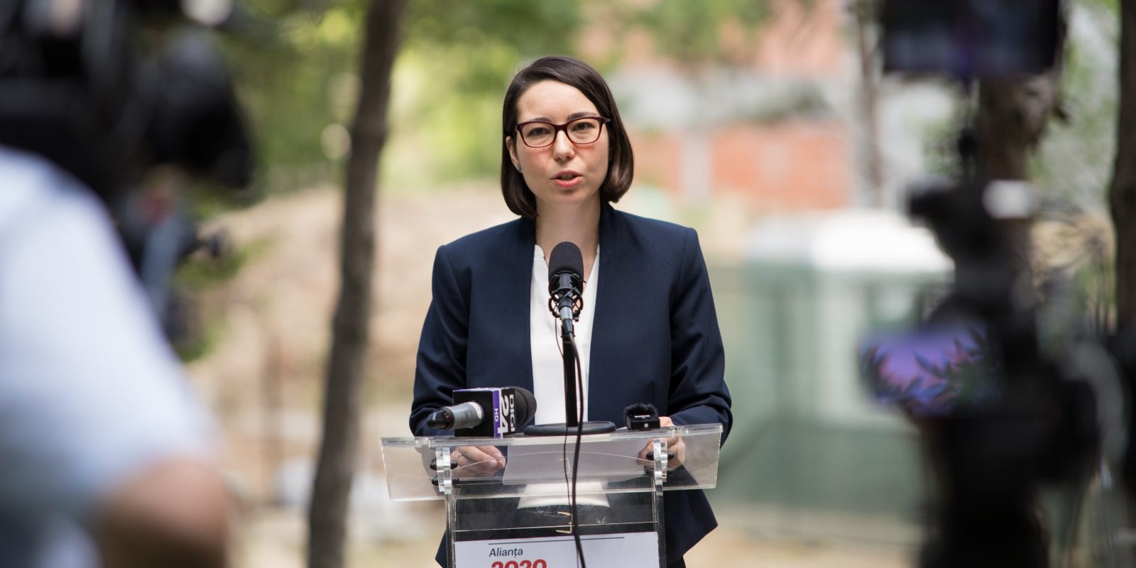 [ad_1] Ana Ciceală, candidată a Partidului SENS pentru Primăria Capitalei, a clarificat vineri pentru G4Media că zvonurile privind o eventuală retragere din cursă în favoarea altui competitor sunt false