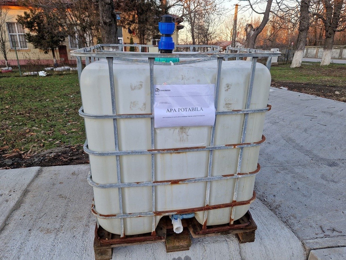 Dezvoltare recentă: Nouă surse de apă potabilă instalate în diverse zone din Curtea de Argeș, după ce rețeaua publică nu mai asigură apă potabilă pentru consum începând cu luna noiembrie
