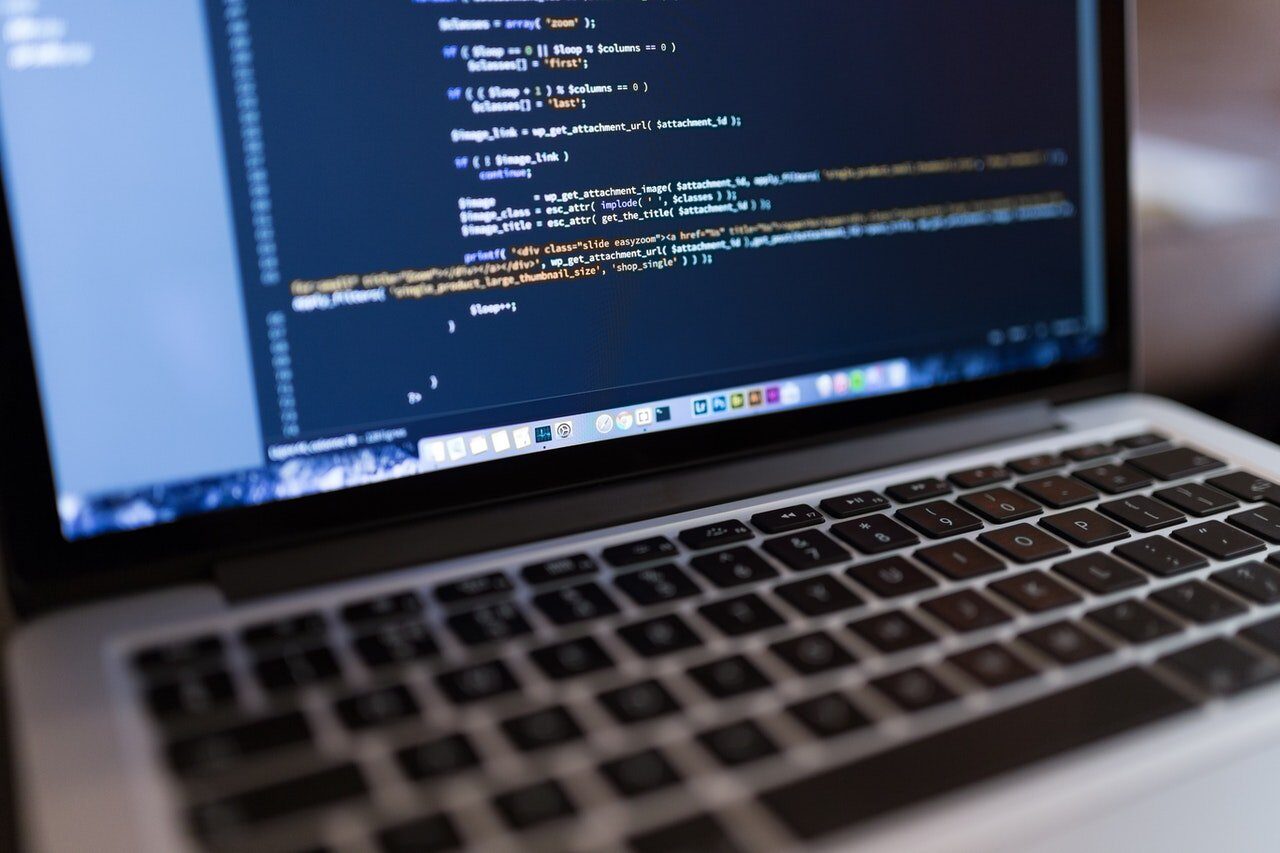 Inteligența artificială, noua armă a hackerilor pentru demascarea anonimatului online Un studiu recent, citat de publicații internaționale, atrage atenția asupra unei noi amenințări în mediul online: utilizarea inteligenței artificiale (IA) de către hackeri pentru a identifica utilizatorii anonimi de pe rețelele sociale