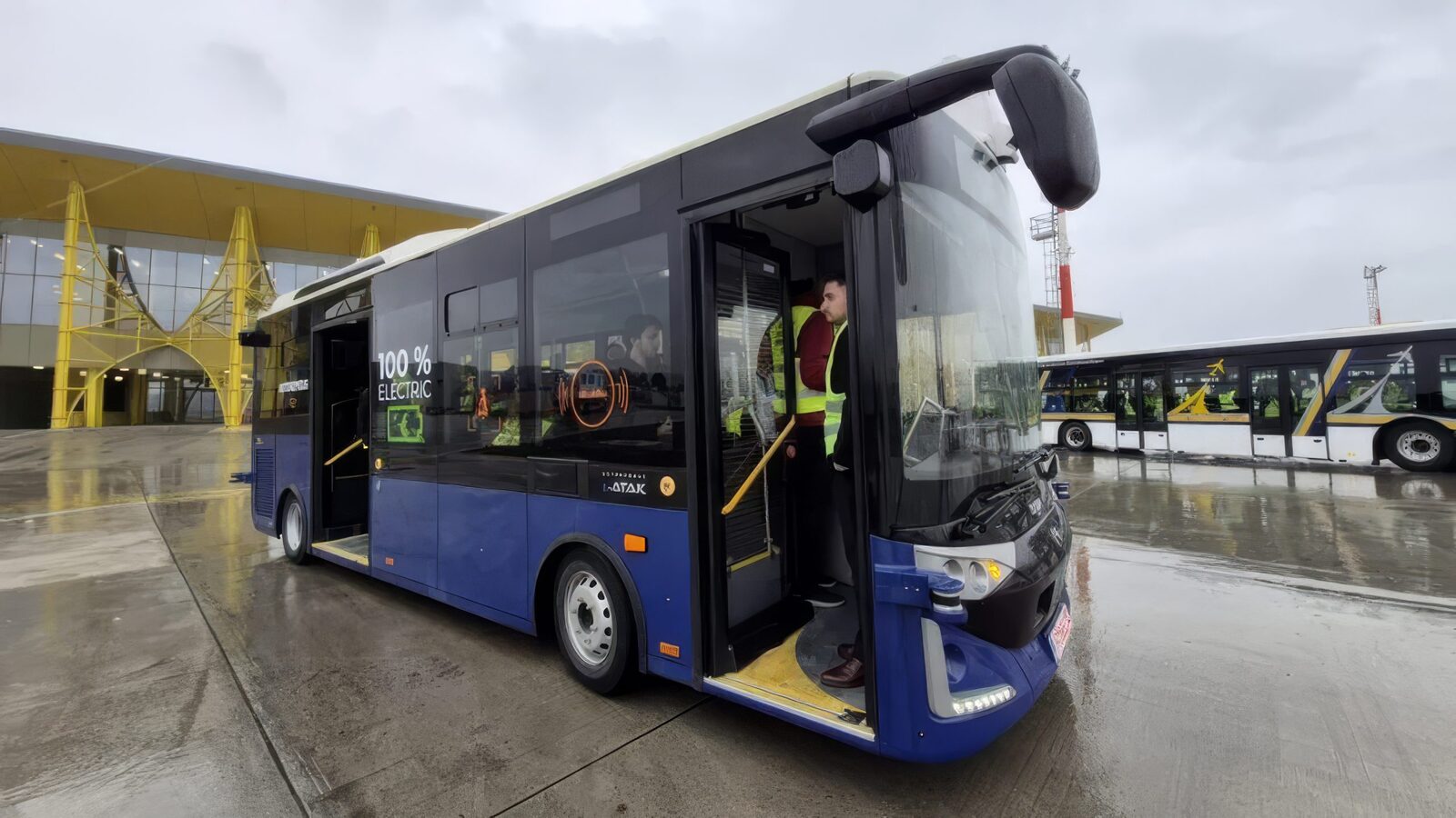 [ad_1] Autobuzele autonome devin tot mai prezente în contextul infrastructurii moderne, iar exemplul cel mai recent îl reprezintă testarea unui autobuz electric fără șofer la Aeroportul Internațional „Avram Iancu” din Cluj Napoca