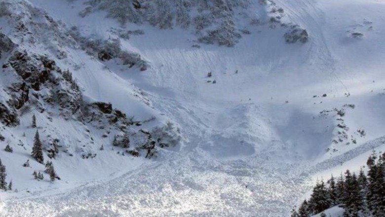 Salvamont Brașov avertizează asupra pericolului crescut de avalanșe în zonele montane înalte; evitați excursiile individuale și traseele neplanificate!