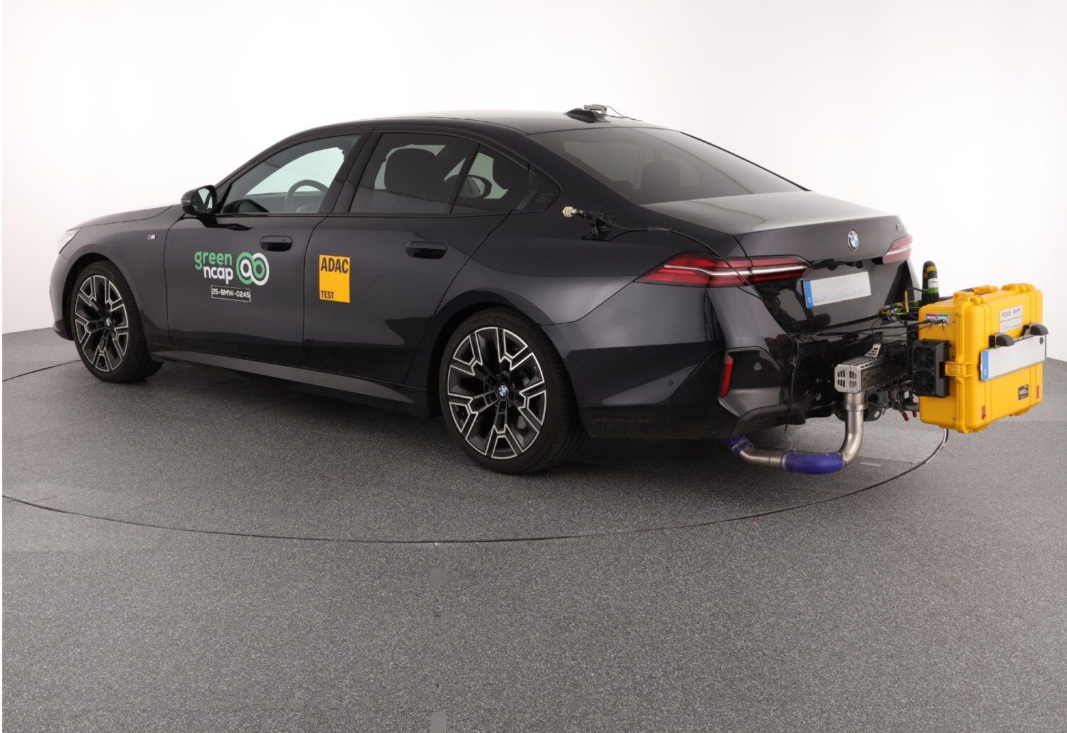 Reduceri și dezbateri privind performanța reală a mașinilor pe fondul noilor teste GreenNCAP În ultimele săptămâni, discuțiile despre eficiența și impactul real al automobilelor asupra mediului au fost relansate după publicarea rezultatelor recente ale programului GreenNCAP, o inițiativă europeană menită să ofere o imagine mai clară asupra performanțelor vehiculelor din viața de zi cu zi