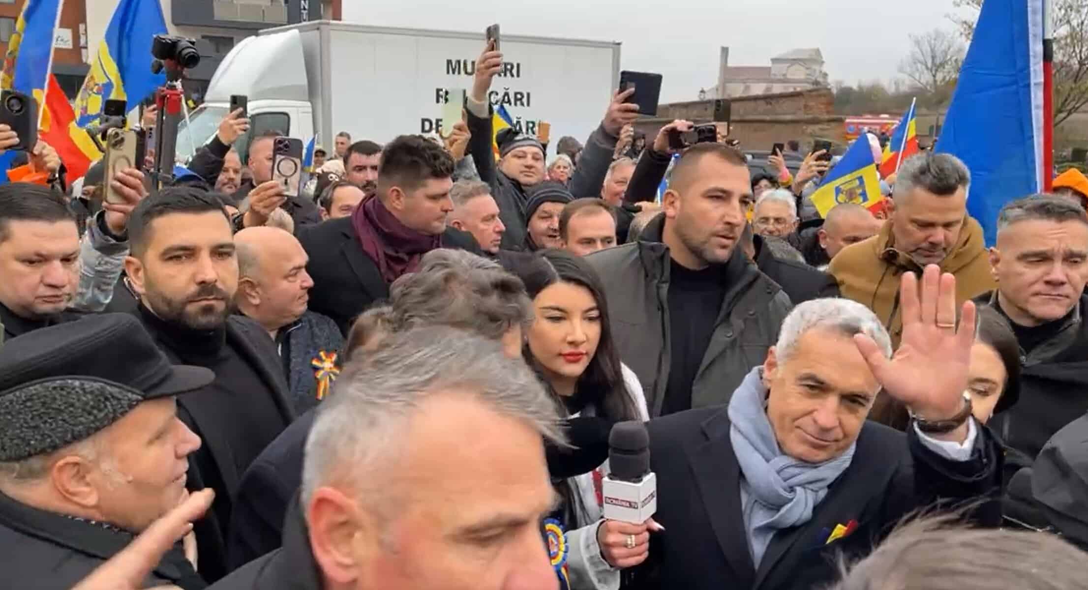 [ad_1] Călin Georgescu, candidatul controversat la alegerile prezidențiale, a ajuns luni dimineața la Alba Iulia, fiind întâmpinat de un număr mare de susținători veniti din toate colțurile țării