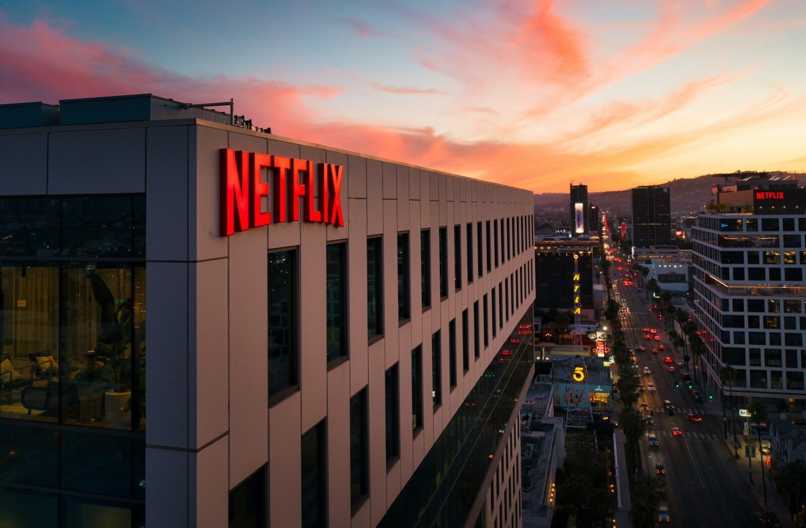 [ad_1] Donald Trump a spus că va avea un cuvânt de spus în privința deciziei de autorizare a achiziției Warner Bros de către Netflix, o tranzacție de 72 de miliarde de dolari care a trezit critici din partea industriei media, informează Sky News