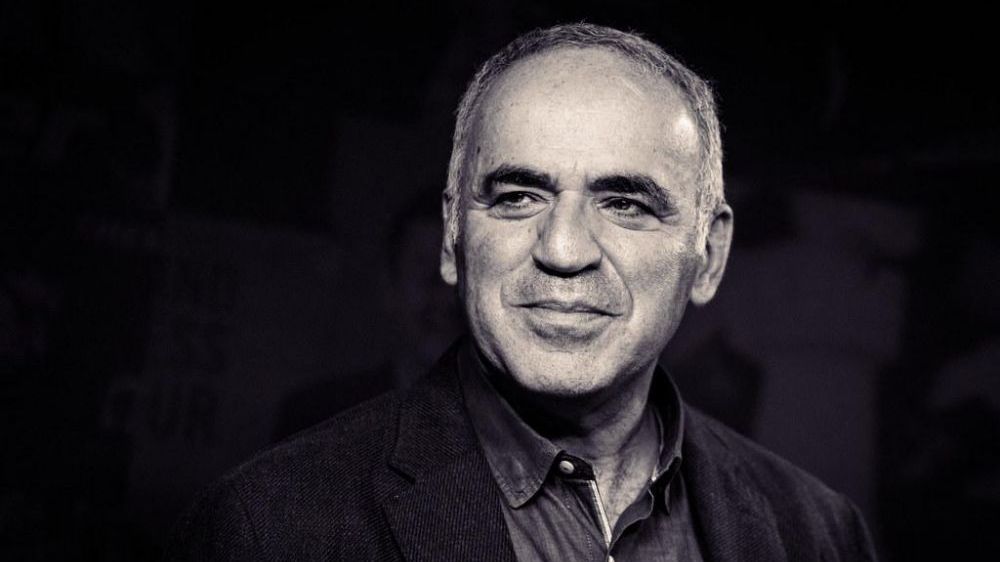 cei-mai-mari-sahisti-ai-lumii-dau-startul-turneului-grand-chess-tour-2022-garry-kasparov-la-ceremoni.jpeg